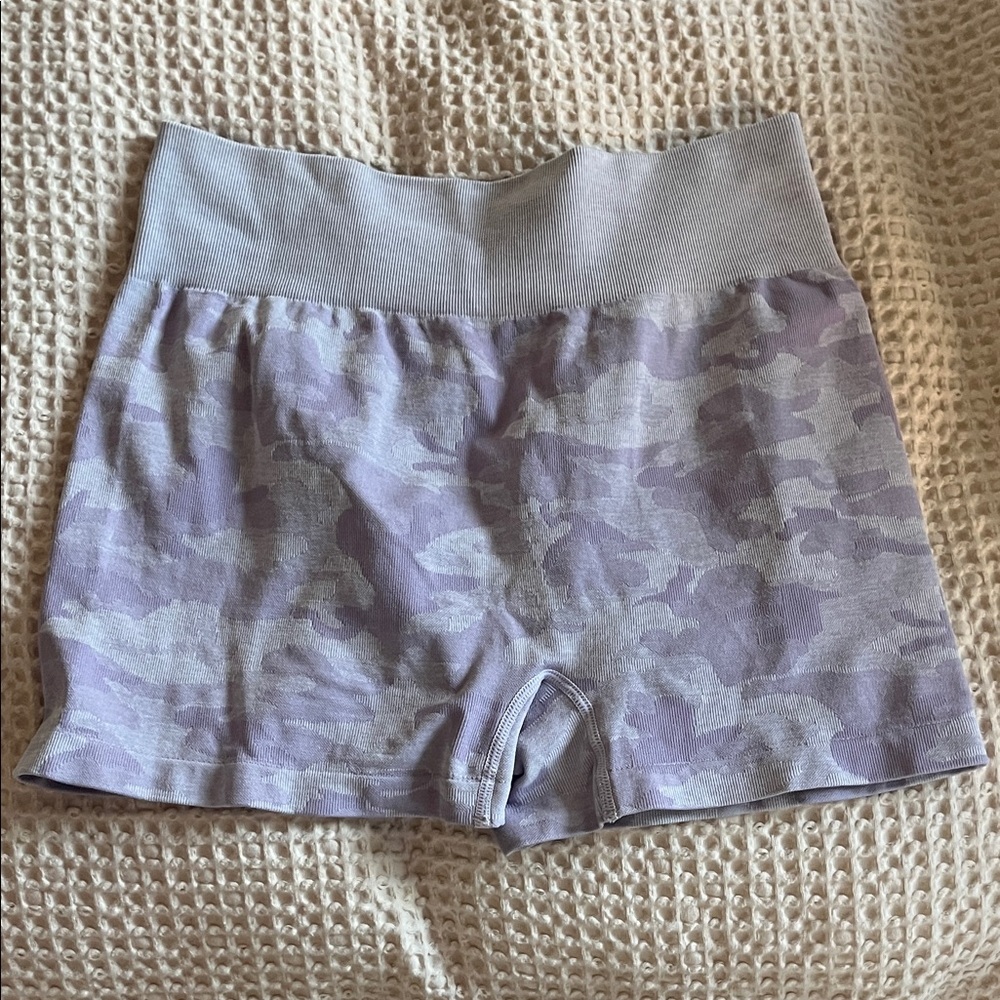 Seamless Lavender Camo High-Waist Women’s Shorts